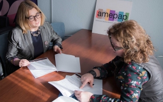 Firma del Convenio de colaboración entre Aron Multimedia y AMEPAP, momento de presentación de las partes del Convenio